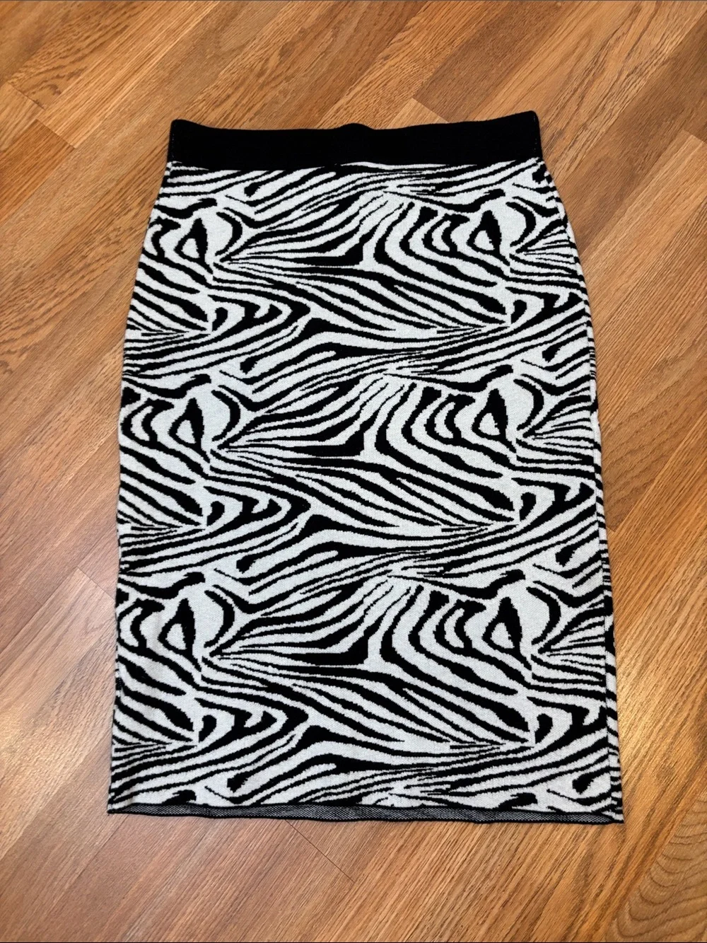 NWT Carmen Marc Valvo Black & White Animal Print Pencil Knit Skirt. Size L